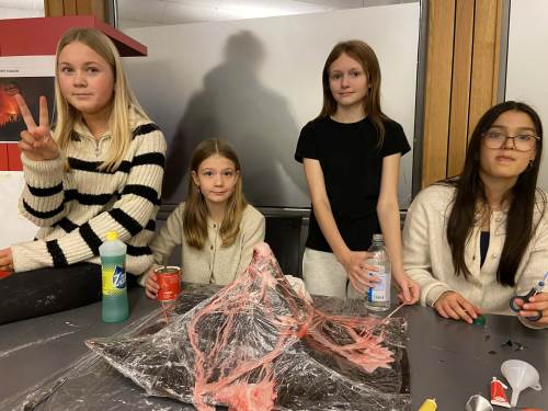 Gjengen fortalte engasjert om hvorfor det kan være lurt å tenke på hvordan vanlige stoffer man har hjemme reagerer med hverandre